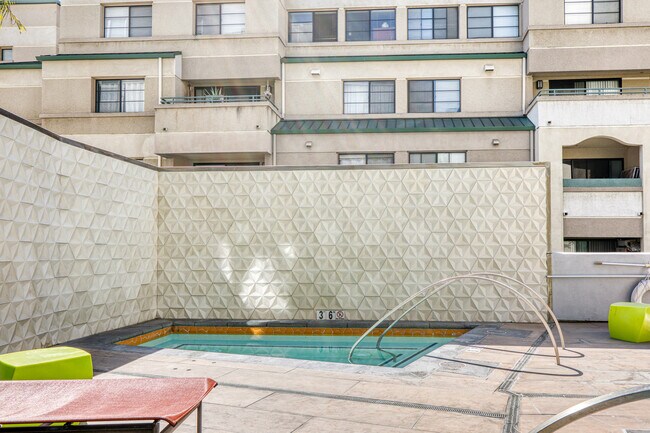 Building Photo - 200 S Los Angeles St