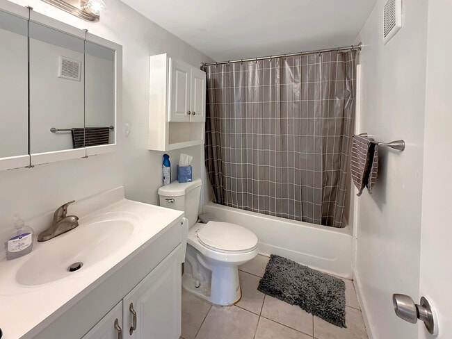 Building Photo - 1500 Crescent Cir