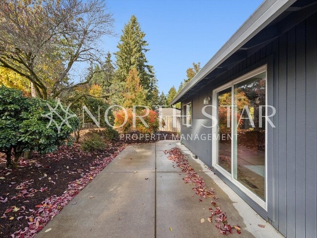 Building Photo - Beautifully Maintained Single-Level Home w...