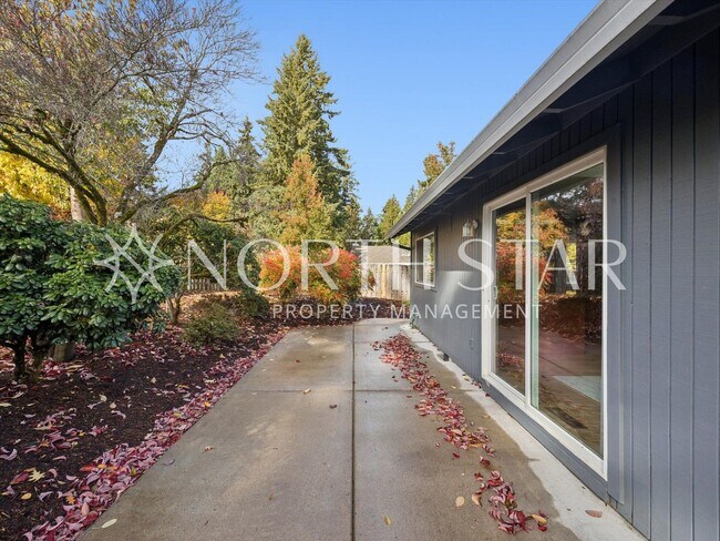 Building Photo - Beautifully Maintained Single-Level Home with Modern Touches