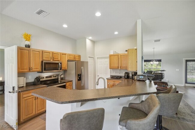 Building Photo - 940 Belmont St E