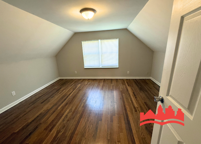 Building Photo - Welcome to this spacious 5-bedroom house