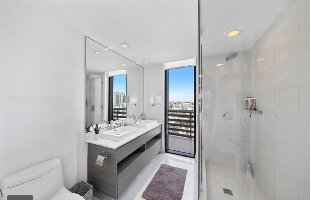 Building Photo - 460 NE 28th St