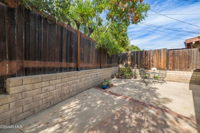 Building Photo - 865 W Hillcrest Dr