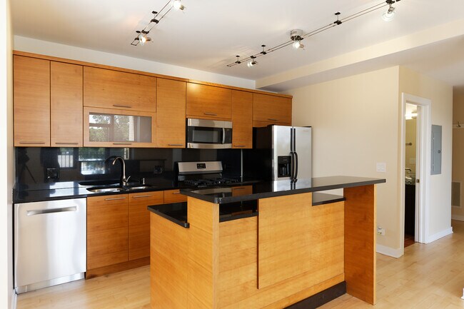 Building Photo - 811 W Eastwood Ave