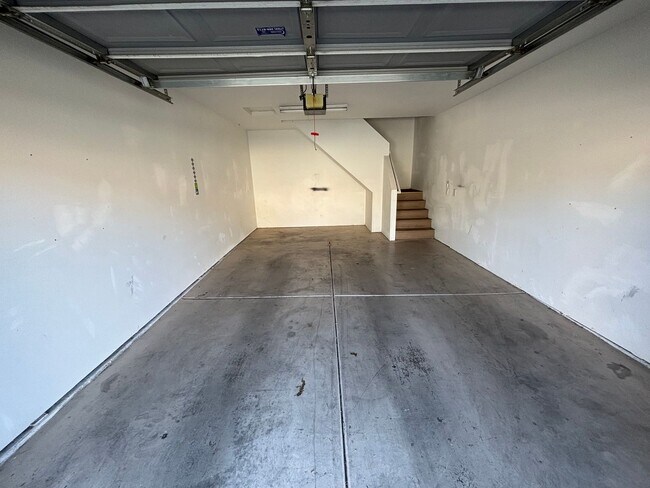 Building Photo - Gorgeous 1Bed/1Bath Condo located in Spanish Palms guard gated community!