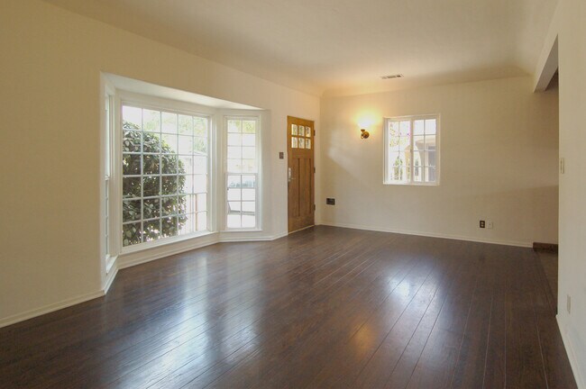 Building Photo - 3032 Glenhurst Ave