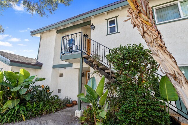 Building Photo - Highly Upgraded, Top Floor Condo in Huntin...