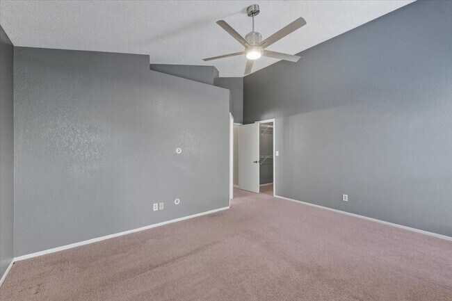 Building Photo - 4909 Fiesta Lakes St