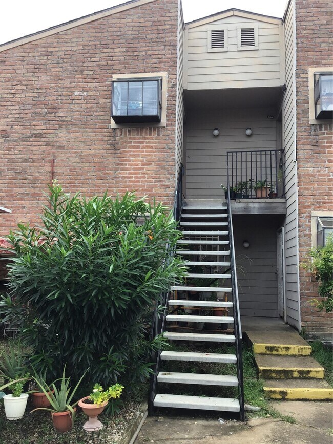 Building Photo - 10603 S Wilcrest Dr
