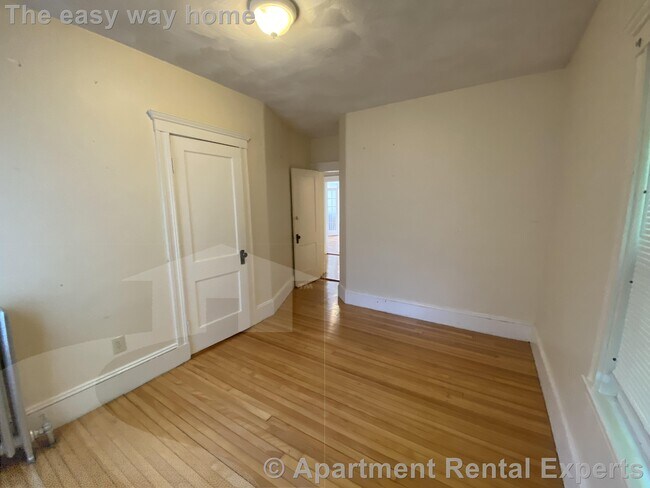 Building Photo - 10 Pinkham Rd