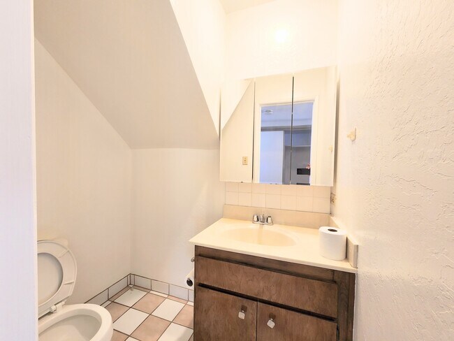 Downstairs bathroom - 4216 Admiralty Ln