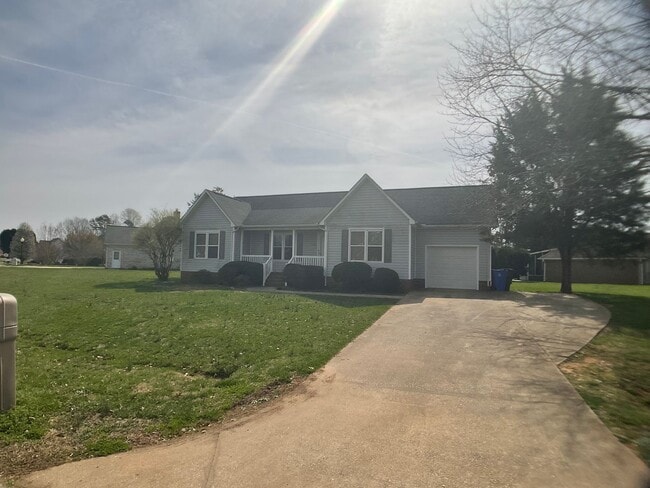 Building Photo - Gorgeous, Fully Renovated, 1 Level Living!