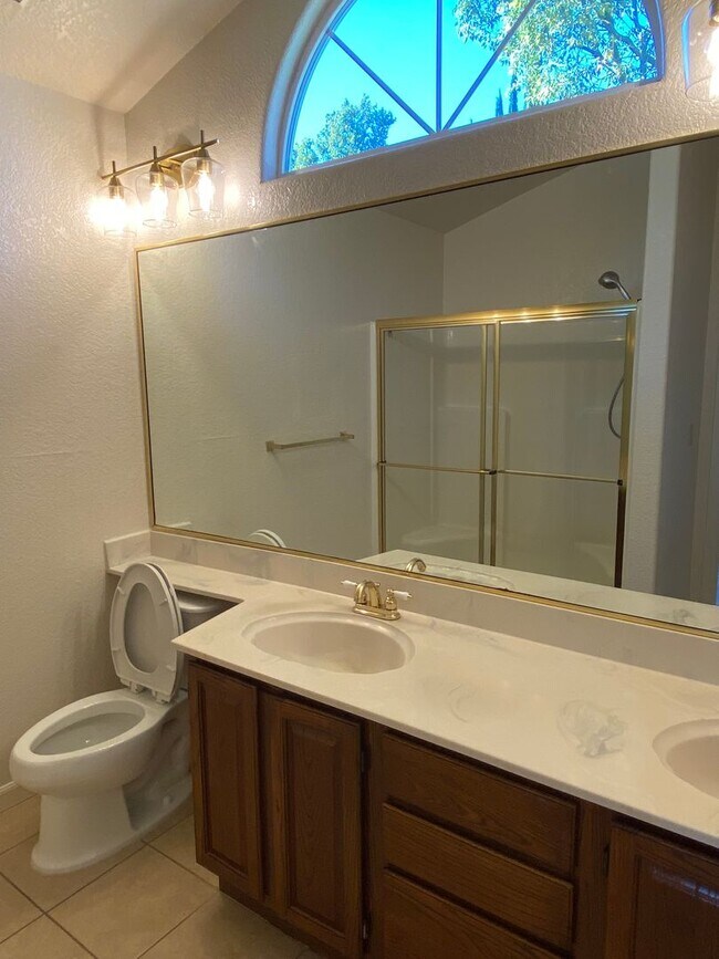 Building Photo - Vacaville 3bed/2bath home! Open floor plan...