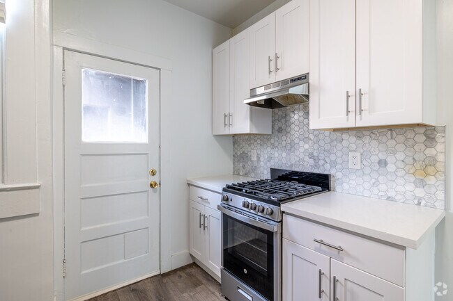 2BR, 1BA - 625SF - 2715 Channing Way