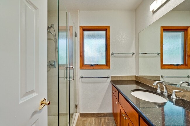 Building Photo - Excellent 3 Bedroom 2 Bath In A Great Neig...