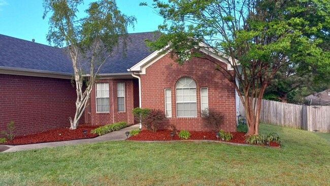 Building Photo - 2225 Redwood Dr