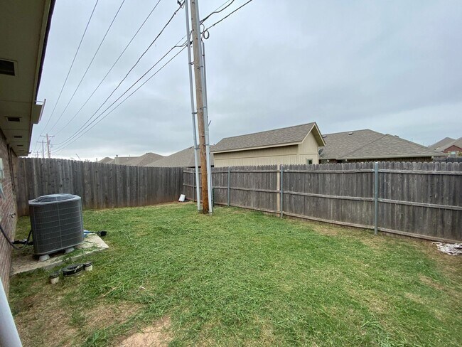 Building Photo - 3 Bed 2 Bath Duplex in Moore Schools!
