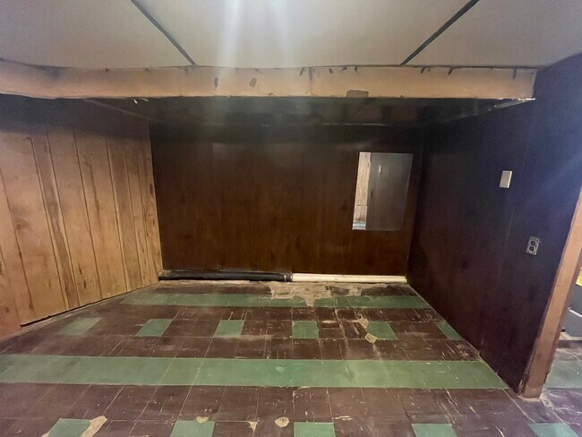 Building Photo - 1611 S Yewdall St