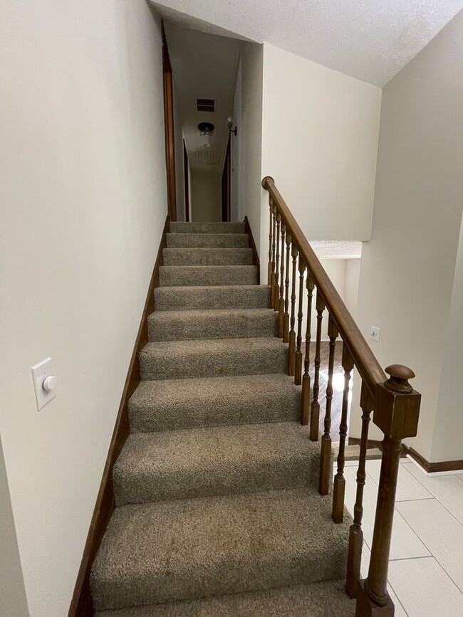 Building Photo - 6 Bed 2.5 Bath 2 Car Garage