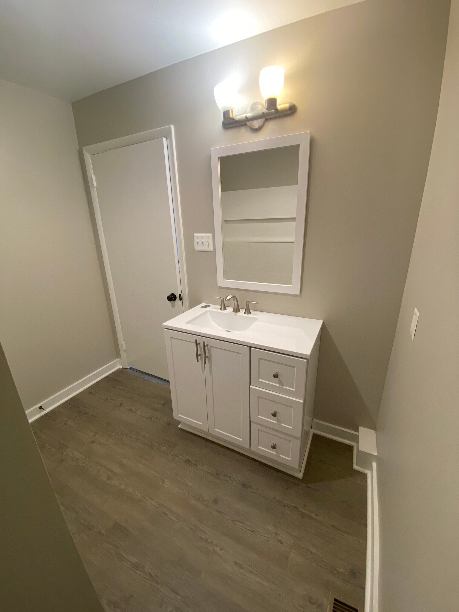 Building Photo - 10 W H St