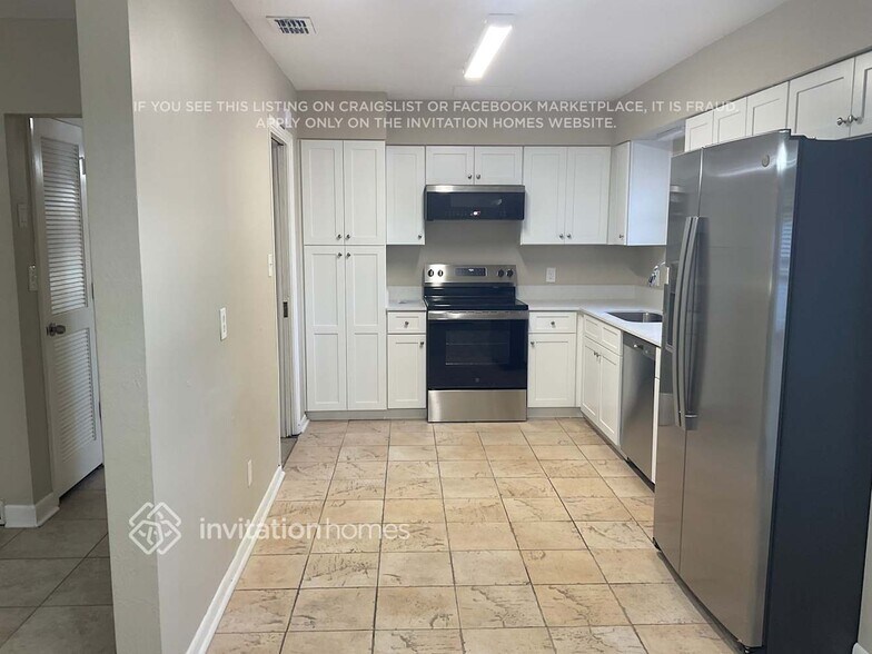 Building Photo - 5609 Sandalwood Dr