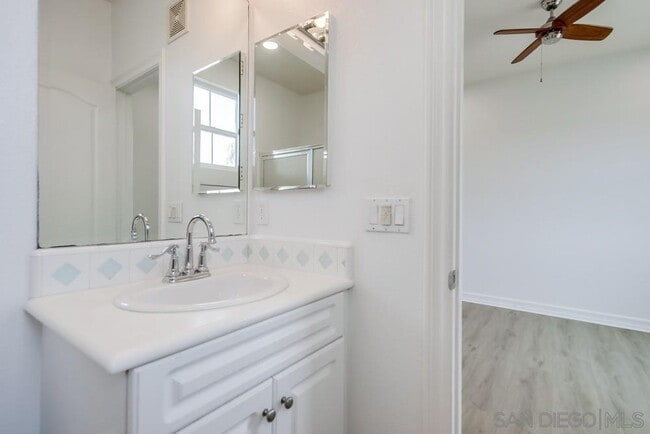 Building Photo - 2978 Beachwood Blf Wy