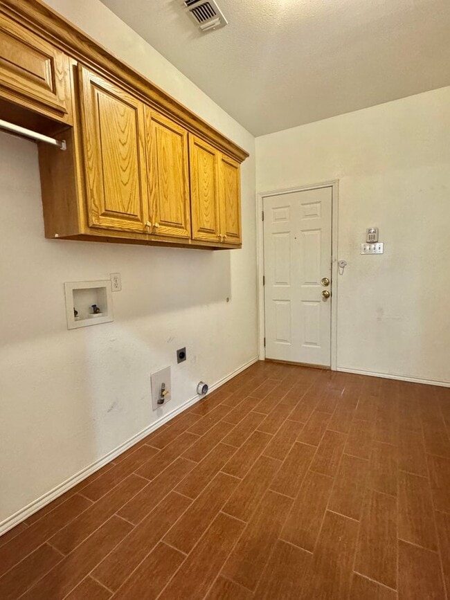 Building Photo - NOW AVAILABLE - Beautiful Patio Home in Southridge!!