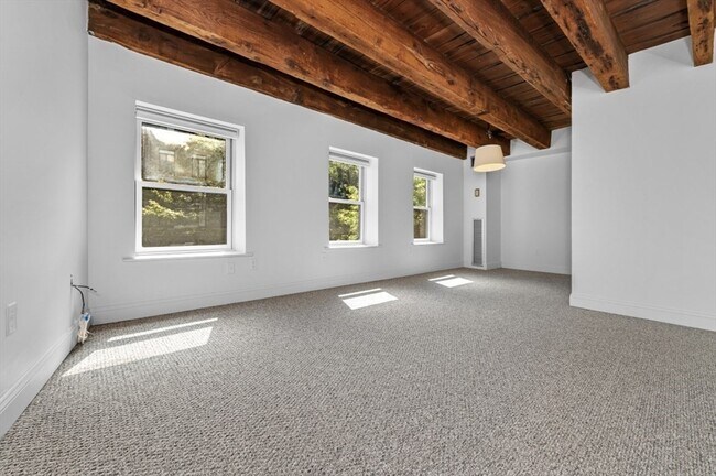 Building Photo - 120 Commercial St