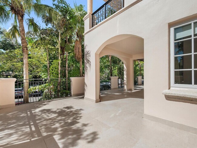 Building Photo - 19116 Fisher Island Dr