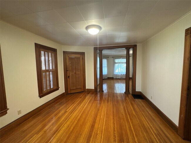 Building Photo - 27 Schubert St