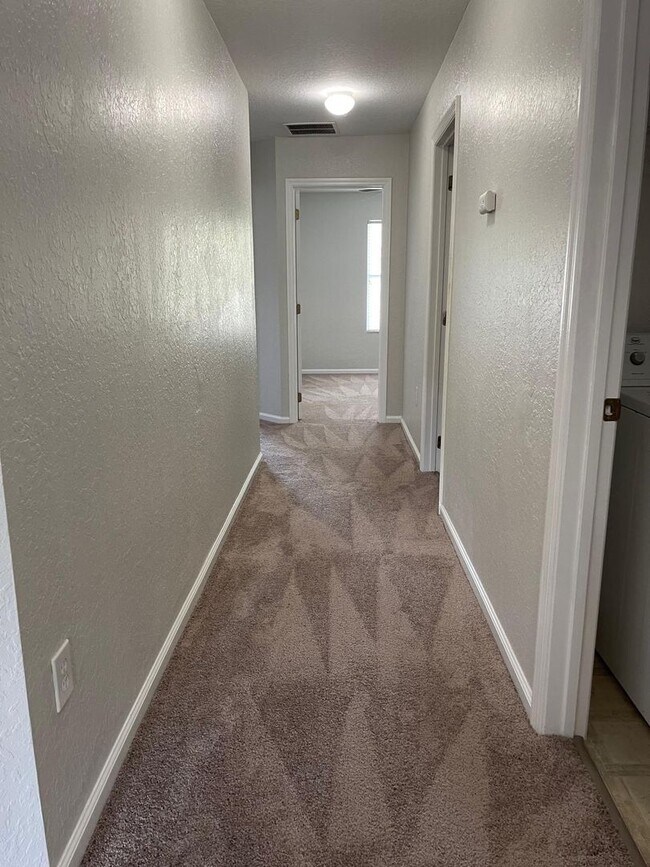 Building Photo - Spacious 3 bedroom, 2.5 bath townhouse in ...