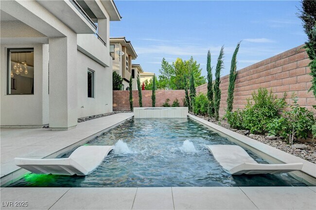 Building Photo - 68 Grey Feather Dr