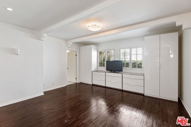 Building Photo - 411 Kings Rd