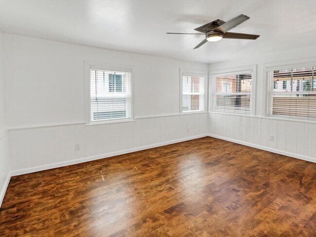 Building Photo - 218 25th Pl