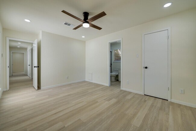 Building Photo - 5519 Sheraton Oaks Dr