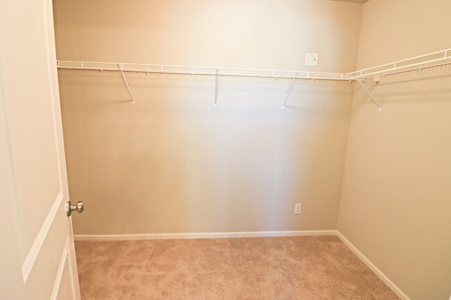 Building Photo - 3/2.5 Home in SE Bend with access to commu...