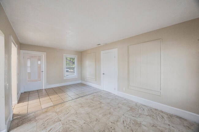 Building Photo - 2242 23rd Ave S