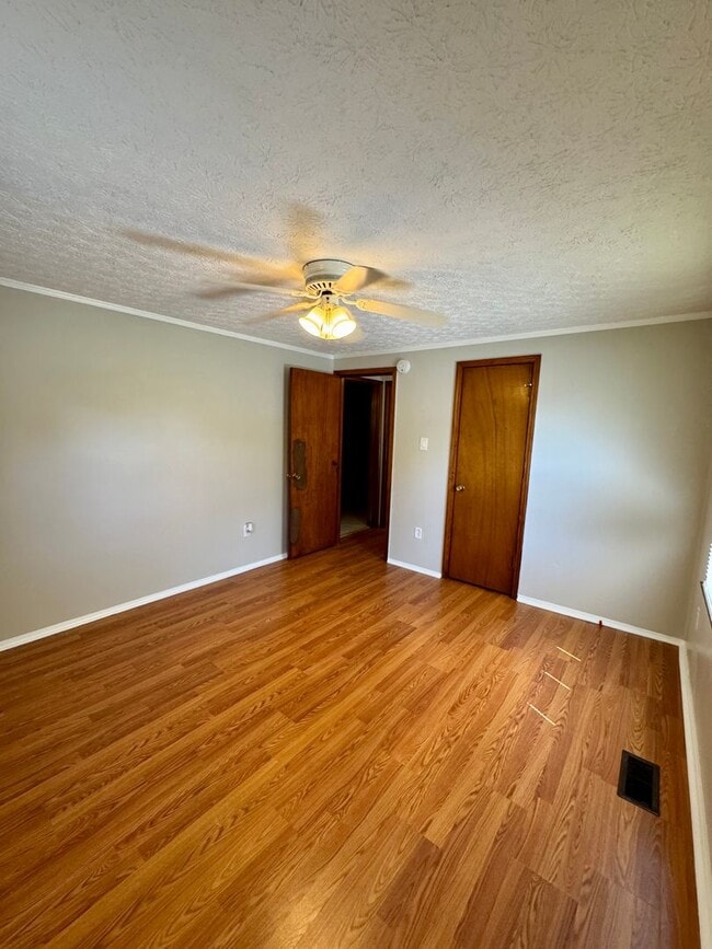 Building Photo - Move-in Ready!
