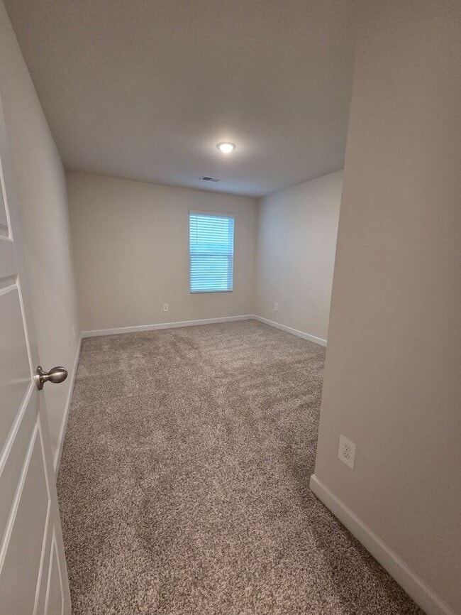 Building Photo - Beautiful and spacious! Ready for move in!