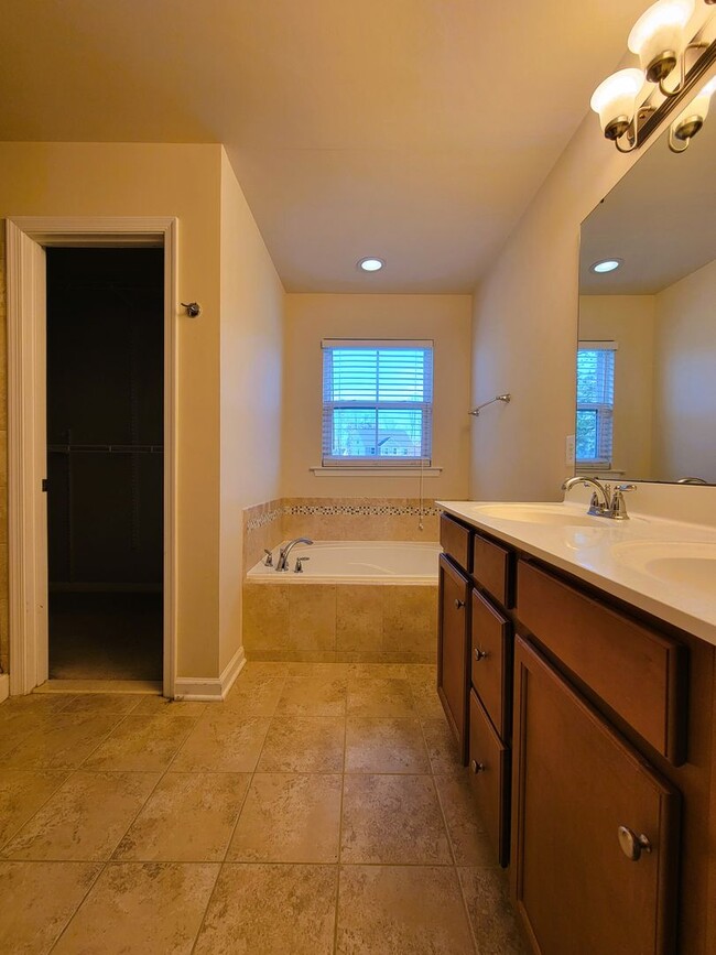 Building Photo - Large 2 story transitional in highly sough...