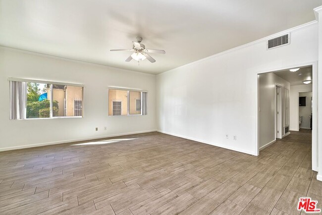 Building Photo - 705 S Gramercy Pl