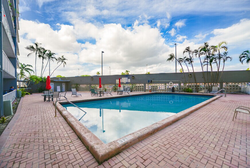 Building Photo - 1800 W 24th St