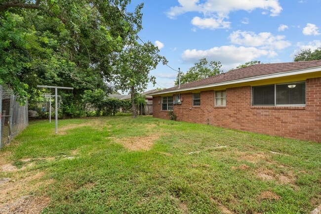 Building Photo - 7405 Carver Ave