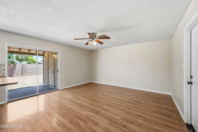 Building Photo - 2216 W Straford Dr