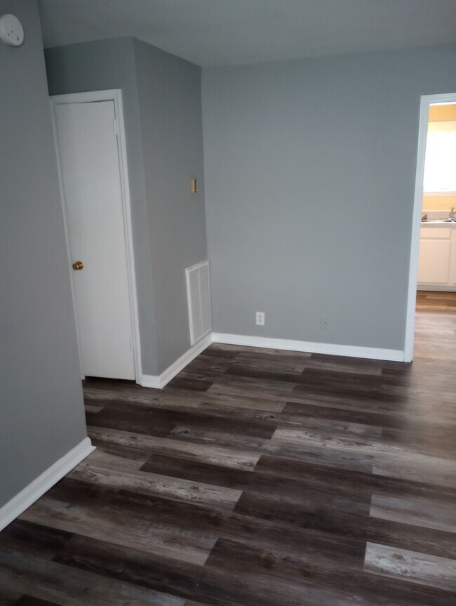 Living room - 2404 Woodale Ln