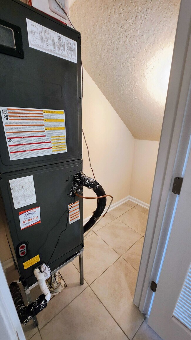 Building Photo - 365 Coastline Wy