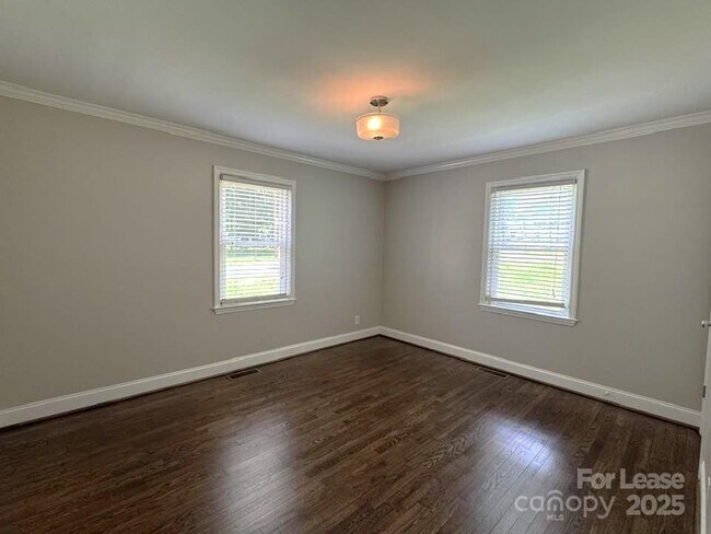 Building Photo - 2401 Roslyn Ave