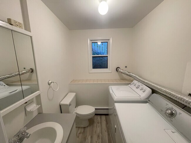 Building Photo - 136 Millard St