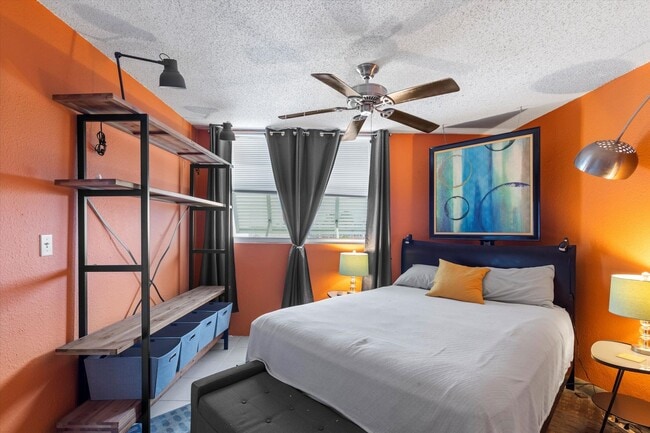 Building Photo - 3635 Seaside Dr